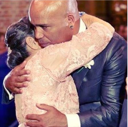 Cantor Rick Sollo se emociona ao lembrar morte da mãe