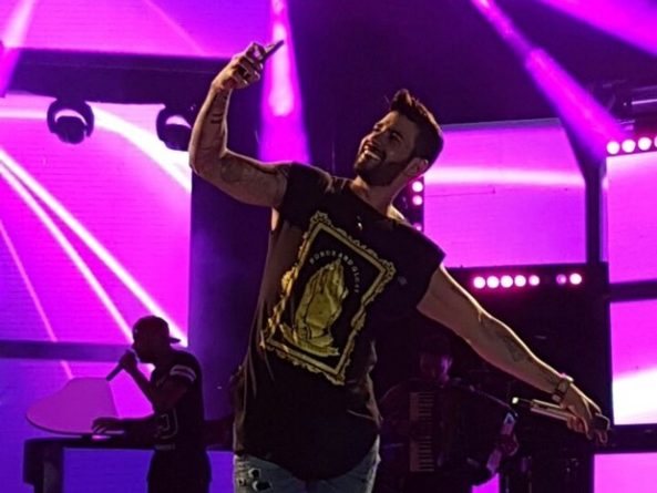 Gusttavo Lima é atingido brutalmente por celular de fã em show