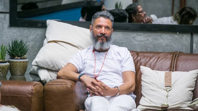 Ex-BBB suspeito de estupro chora ao passar noite na cela com outros presos