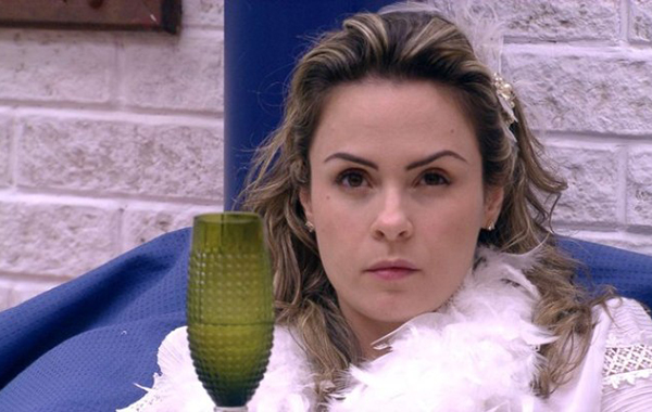 Ex-BBB Ana Paula Renault pede tratamento dentário na Internet