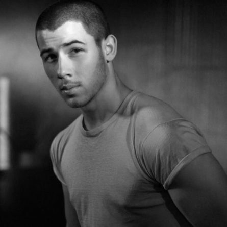 Nick Jonas revela que gosta de levar uns tapas na hora do sexo