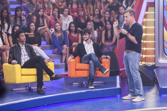 Atores de “Totalmente Demais” doam cadeira de rodas no “Caldeirão do Huck”