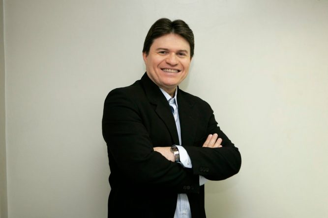 Apresentador Ênio Carlos está internado com tumor cerebral; Família pede oração