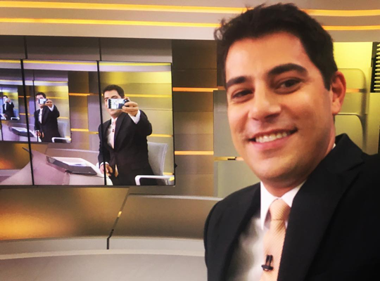 Após pedido, Evaristo Costa nega nude para internauta: “Não vai rolar”