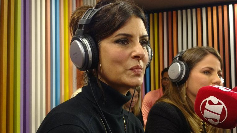 “Sou casada, mas em casas diferentes” revela Fernanda Abreu em entrevista ao “Pânico”