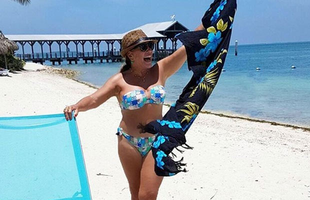 Susana Vieira curte praia nos EUA de biquíni tomara que caia
