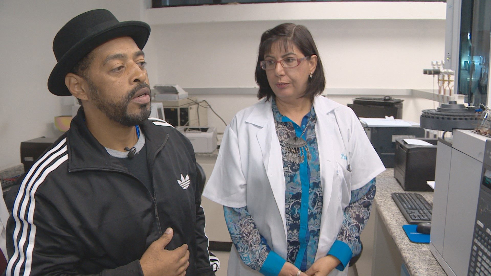 Thaíde conversa com profissional no centro de toxicologia. Foto: Band/Divulgação