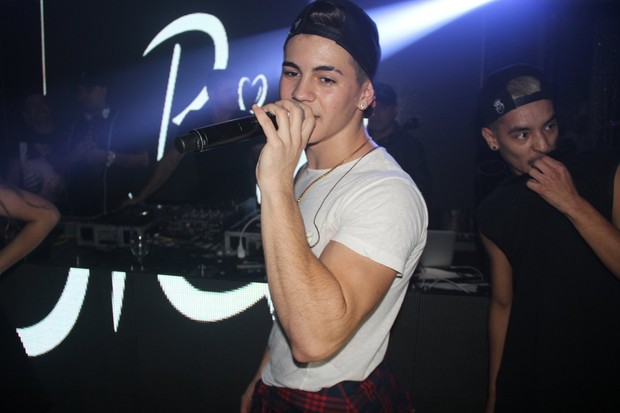 Após denúncias, cantor Biel canta em festa de 15 anos