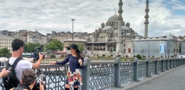 Li Martins grava clipe em Istambul para promover novela turca