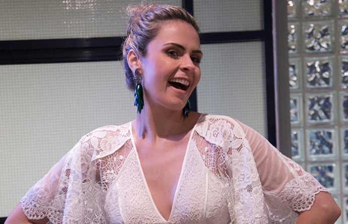 Ex-BBB Ana Paula Renault corre atrás de ônibus nos Estúdios Globo