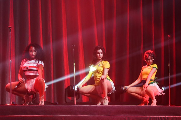Integrantes do Fifth Harmony usam camisa do Brasil durante show