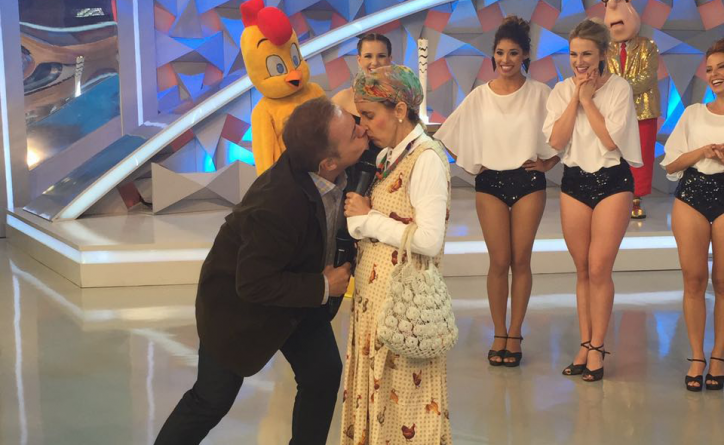 Durante programa ao vivo, Gugu dá beijo na boca da personagem Filó