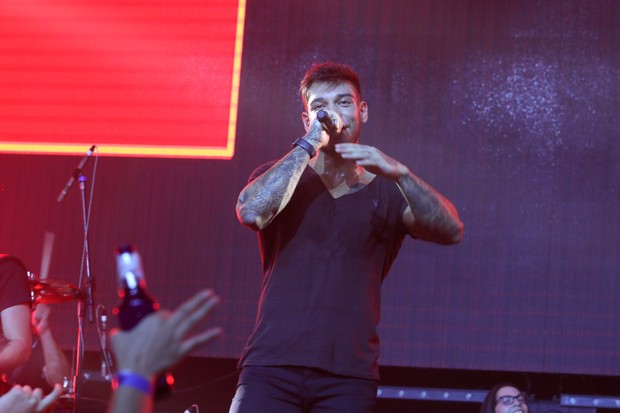 Lucas Lucco passa mal durante show e cancela compromissos