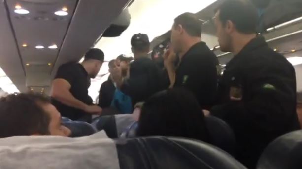 Barraco! MC Livinho pede oração em avião e leva soco na descida em Brasília