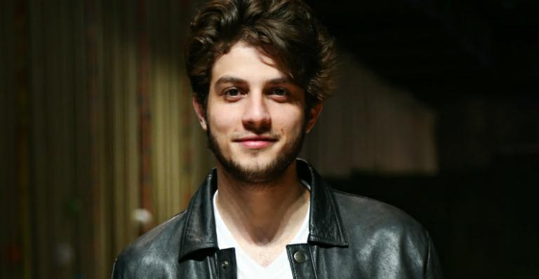 Chay Suede viverá garoto de programa em nova novela