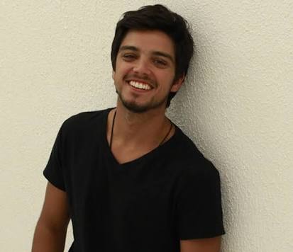 Rodrigo Simas posta foto sem camisa e arranca suspiros dos fãs