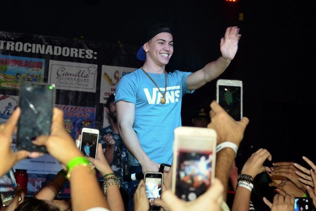 Biel leva família para o palco e chora: “Nada vai me fazer desistir”