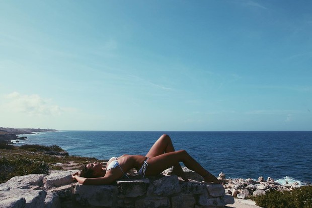Bruna Marquezine posa de biquíni no México e mostra corpão