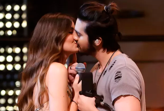 Luan Santana e Camila Queiroz se beijam em gravação de DVD