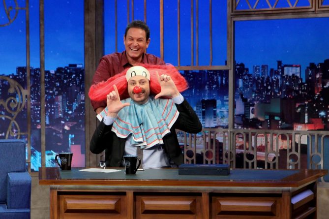 Danilo Gentili se veste de Bozo para receber Luís Ricardo no “The Noite”