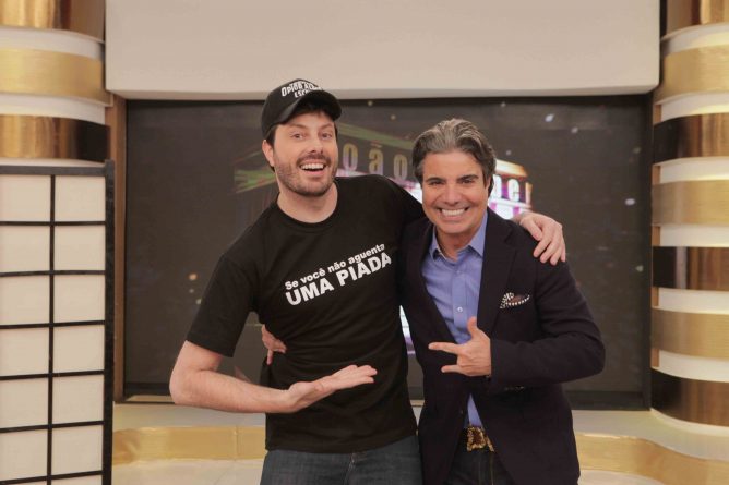 Ao lado de João Kléber, Danilo Gentili se arrisca no salto alto