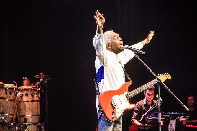 Gilberto Gil tem alta de hospital após tratamento contra insuficiência renal