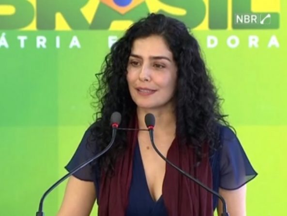 Letícia Sabatella é hostilizada durante manifestação em Curitiba