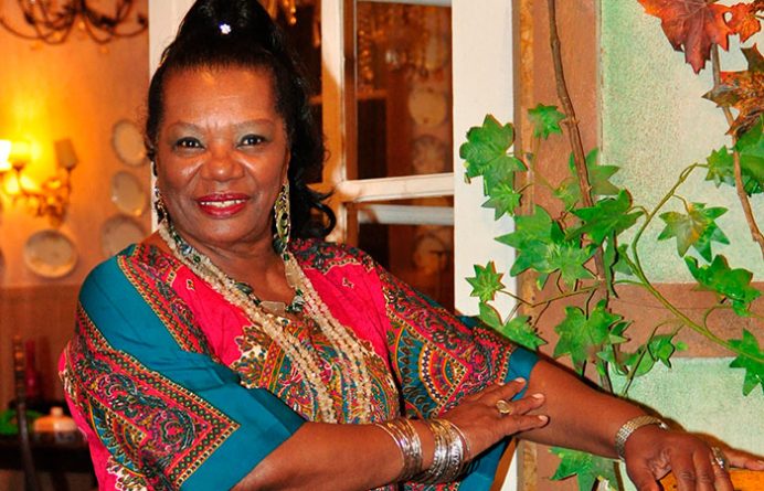Neusa Borges envia e-mail a Glória Perez pedindo trabalho em novela