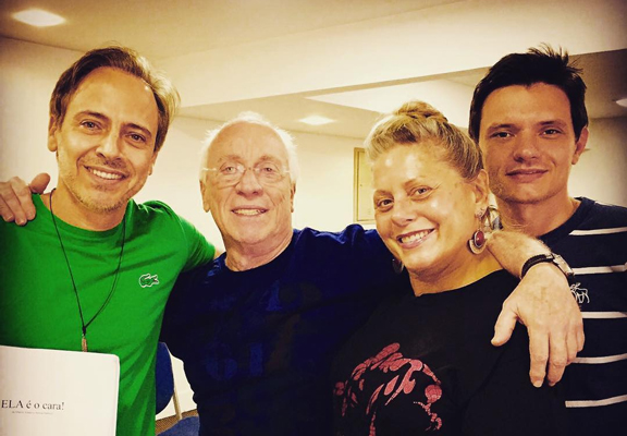 Sem maquiagem, Vera Fischer posa com elenco de peça