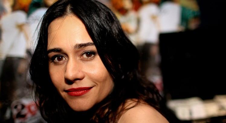 Alessandra Negrini acerta com a Globo e será vilã em novela das 18h