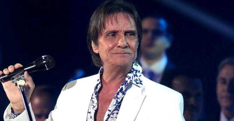 Roberto Carlos fecha a cara em show após falta de educação do público; confira