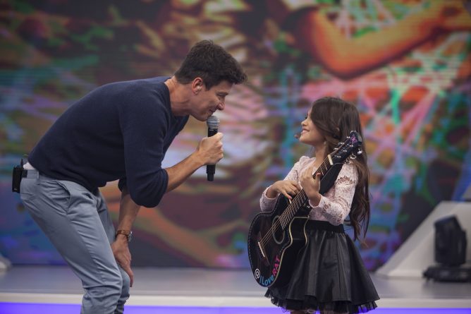 Rodrigo Faro se emociona com cantora mirim que vive nos Estados Unidos