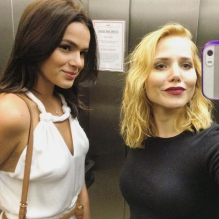 Globo censura beijo lésbico de Letícia Colin e Bruna Marquezine em minissérie