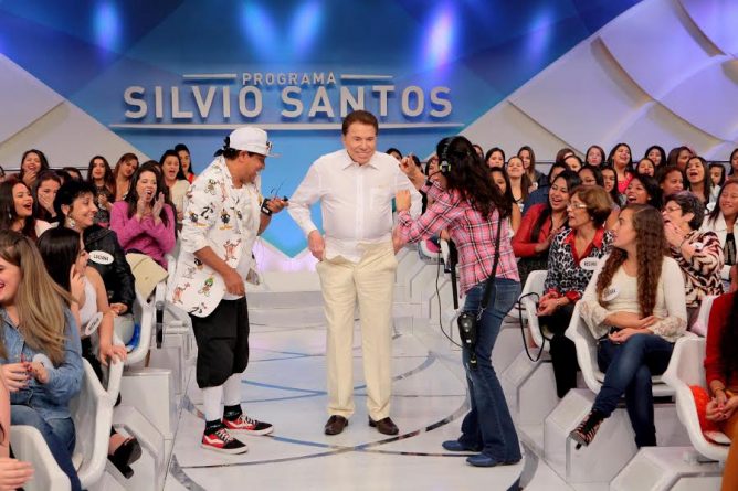 Silvio Santos vai tirar a roupa no palco do “Programa Silvio Santos” neste domingo (11)