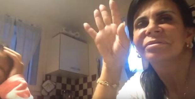 Gretchen lança canal no Youtube onde posta vídeos do seu dia a dia na França