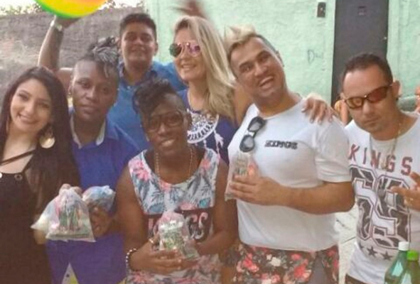 Cantora Pepê comemora o aniversário da mulher com seu pai de santo
