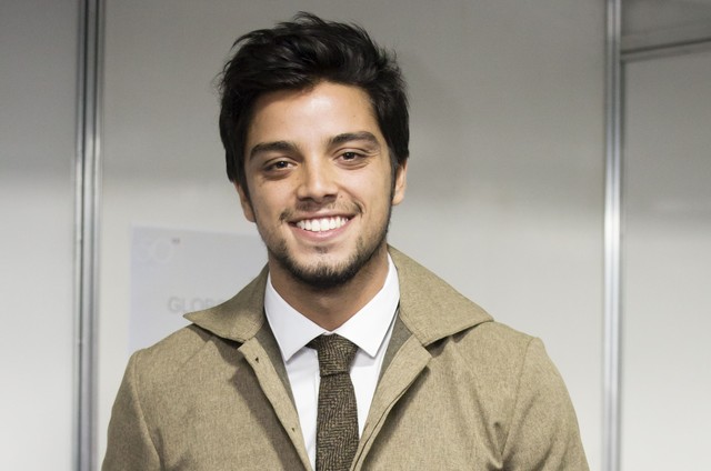 Rodrigo Simas faz aulas de esgrima para novela “Novo Mundo”