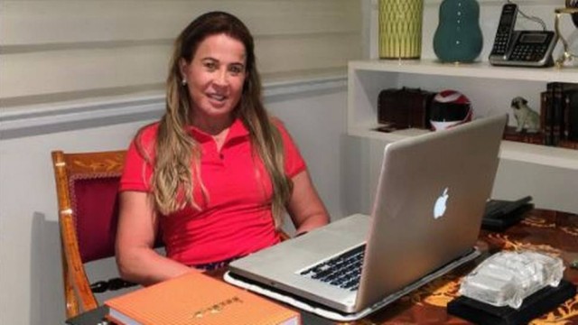 Ex-mulher de Zezé Di Camargo vira vendedora de cremes anti-idade
