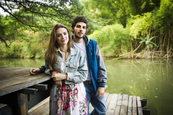Casal em “A Lei do Amor”, Chay Suede e Isabelle Drummond se preparam para “Novo Mundo”