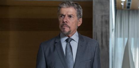 “A Lei do Amor”: Tião anunciará noivado de Letícia e Tiago para os jornalistas