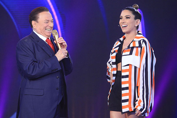 Raul Gil elogia Patrícia Abravanel e recebe ‘flores fúnebres’
