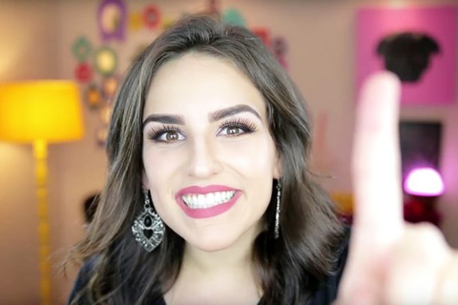 Youtuber Kéfera pede para não ser incomodada e passa vergonha em voo