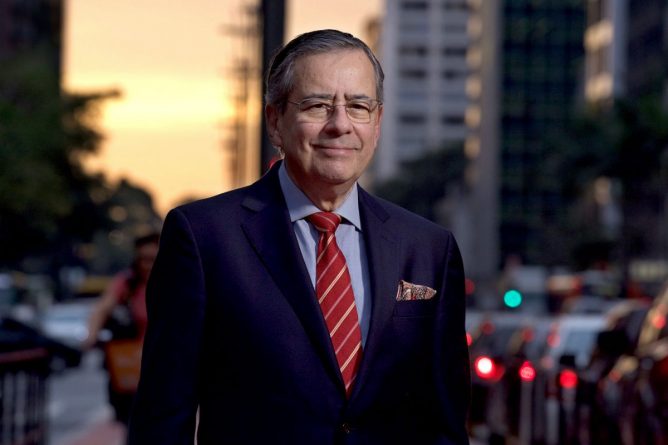 Jornalista da Record escreve livro e detona: “A Globo vai morrer gorda”