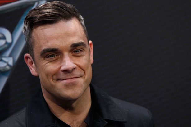 Cantor Robbie Williams posa nu e fala sobre vício em sexo