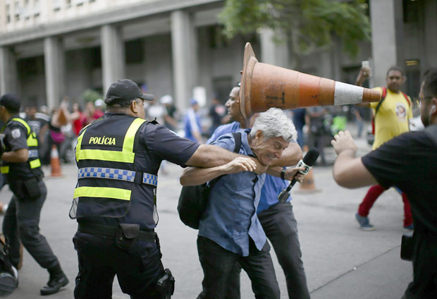 Globo se manifesta sobre agressão a Caco Barcellos por manifestantes