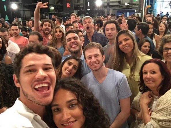 Globo grava mensagem de fim de ano em estúdio; atores reclamam de antipatia de músicos