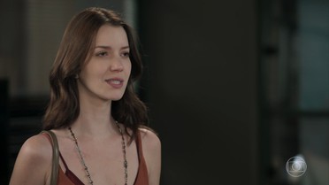 Júlia denunciará Alex para polícia após perseguição até o aeroporto