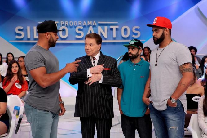 Silvio Santos doa dinheiro para grafiteiros após homenagem em mural da cidade
