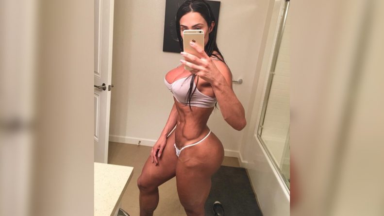 Gracyanne Barbosa posa de lingerie e exibe o corpo musculoso