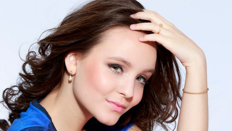 Falso fã-clube de Larissa Manoela assedia crianças na internet
